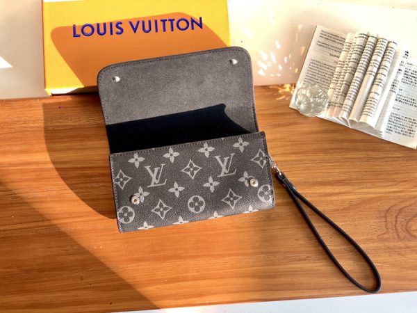 Louis Vuitton Damier Graphite Kasai Clutch - Image 2